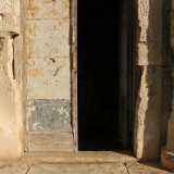 Grazie alle chiavi forniteci dal parroco della vicina chiesa della Madonna di Loreto, alla quale il tempietto � annesso, apriamo il lucchetto che blocca da oltre 50 anni la porta in legno consunto e scarpiniamo all�interno
